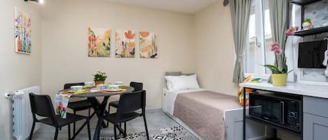 1 habitación, escritorio, wifi y ropa de cama