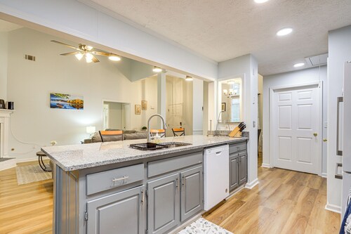 7 Mi to Dtwn Covington: Bright Home w/ Deck & Yard