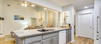 7 Mi to Dtwn Covington: Bright Home w/ Deck & Yard