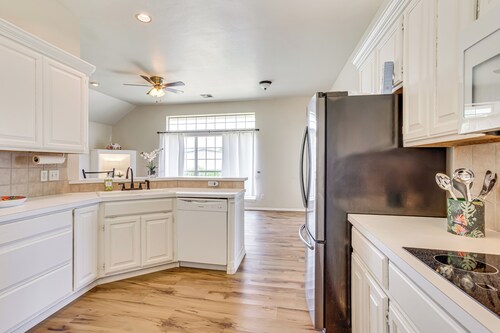 < 1 Mi to Oak Tree National: Cozy Getaway!