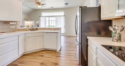 < 1 Mi to Oak Tree National: Cozy Getaway!