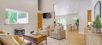 Deck, Hot Tub & Views: Sleek Getaway in Index!