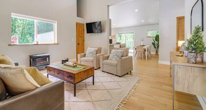 Deck, Hot Tub & Views: Sleek Getaway in Index!