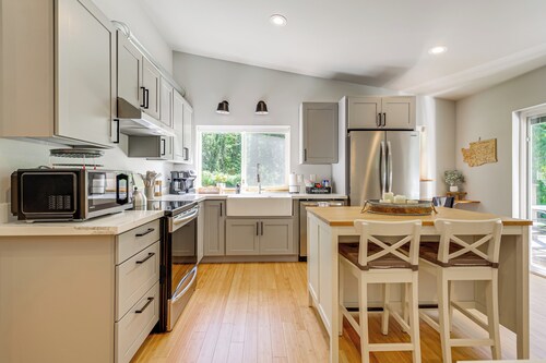 Deck, Hot Tub & Views: Sleek Getaway in Index!