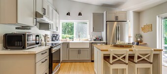 Deck, Hot Tub & Views: Sleek Getaway in Index!