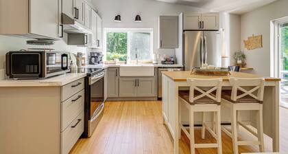 Deck, Hot Tub & Views: Sleek Getaway in Index!