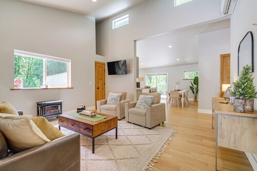 Deck, Hot Tub & Views: Sleek Getaway in Index!