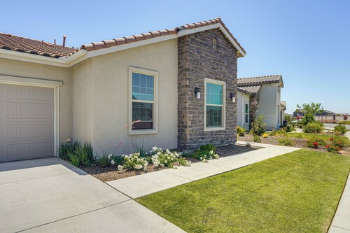 9 Mi to Dtwn Bakersfield: Pet-friendly Home