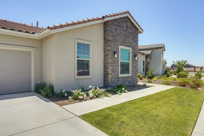 9 Mi to Dtwn Bakersfield: Pet-friendly Home