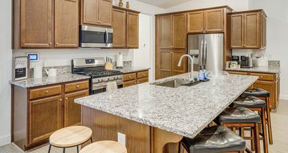 9 Mi to Dtwn Bakersfield: Pet-friendly Home