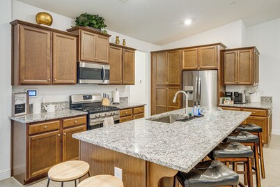 9 Mi to Dtwn Bakersfield: Pet-friendly Home