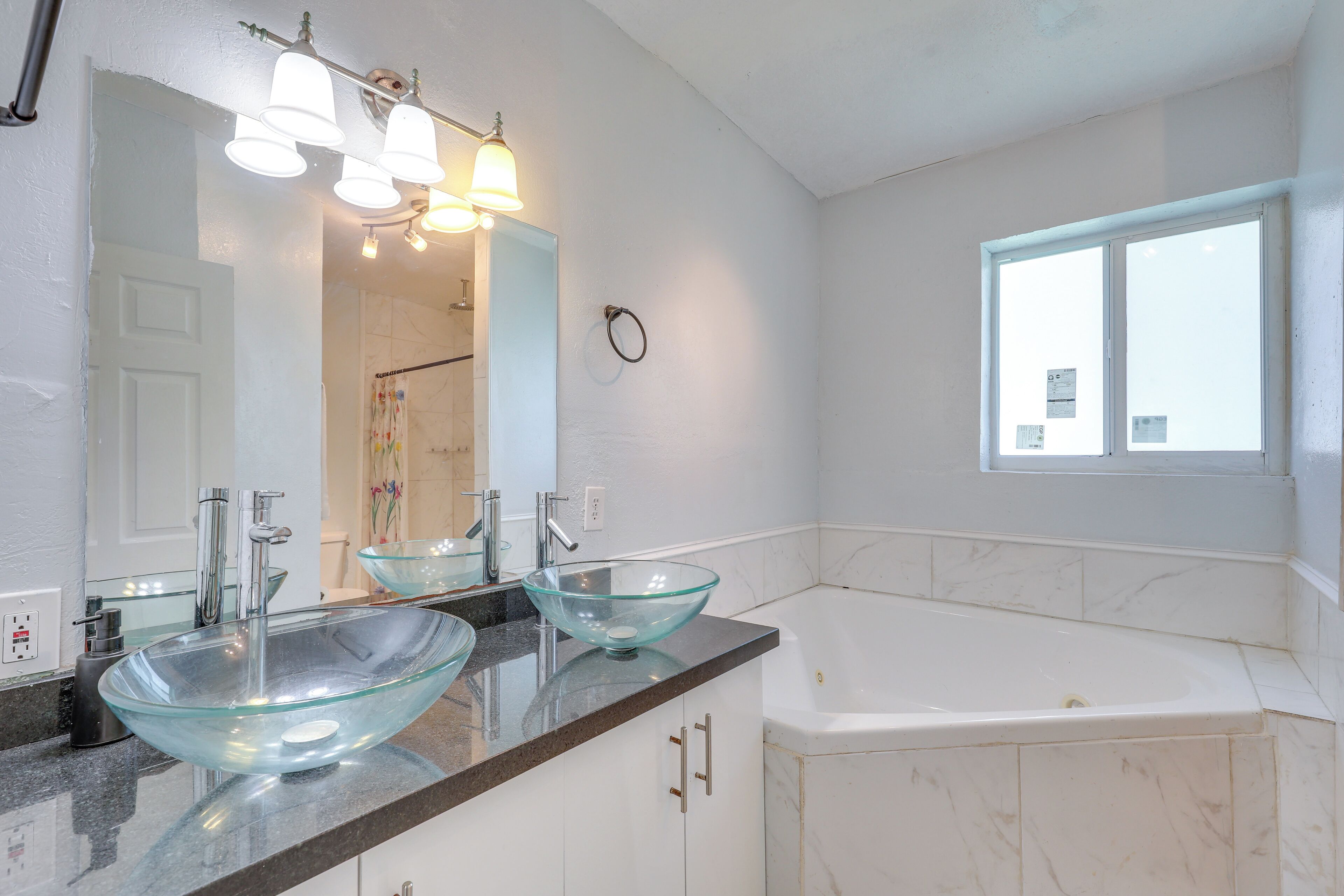 House (4 Bedrooms) | Front of property