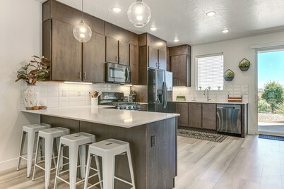 7 Mi to Snow Canyon: Townhome w/ Arcade Games!