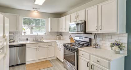 17 Mi to Dtwn Austin: Family Home w/ Patio!