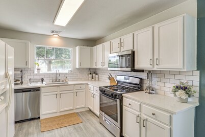 17 Mi to Dtwn Austin: Family Home w/ Patio!