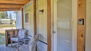 A porch with two chairs and a wooden ceiling. - Kingston Sleeper: Unique Stay Near Silver Mountain (Kingston)
