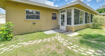 3 Mi to Siesta Key Beach: Snowbird Haven w/ Lanai