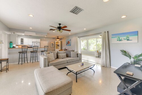 3 Mi to Siesta Key Beach: Snowbird Haven w/ Lanai