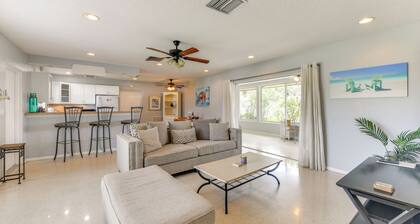 3 Mi to Siesta Key Beach: Snowbird Haven w/ Lanai