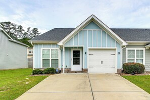 Apartment (3 Bedrooms) | Front of property