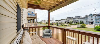 Walk to Beach + Restaurants: Outer Banks Retreat