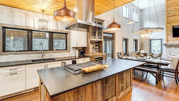 House (5 Bedrooms) | Interior