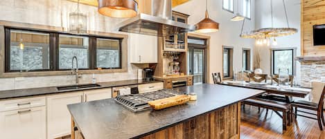 House (5 Bedrooms) | Interior