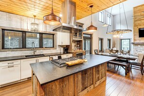 House (5 Bedrooms) | Interior