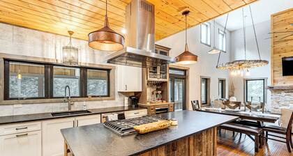 Luxe Barndominium Retreat Near Blue Spring Lake!