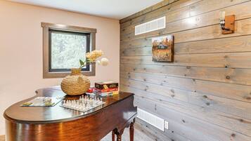 House (5 Bedrooms) | Interior