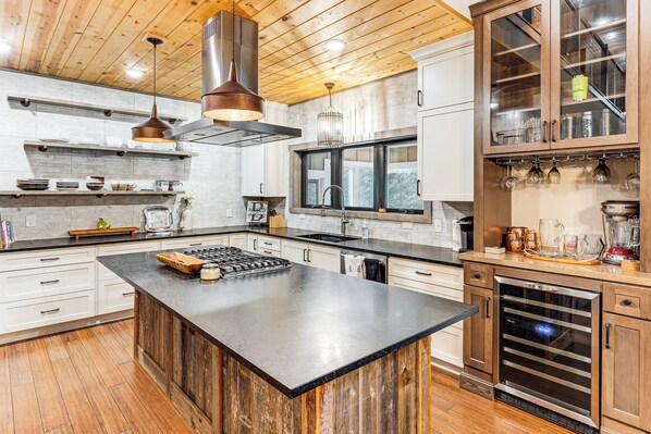 House (5 Bedrooms) | Interior