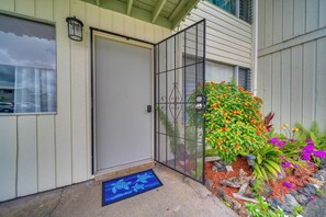 Interior - Walk to Dtwn Hilo: Island Escape w/ Pool! (Hilo)