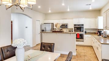 House (5 Bedrooms) | Interior