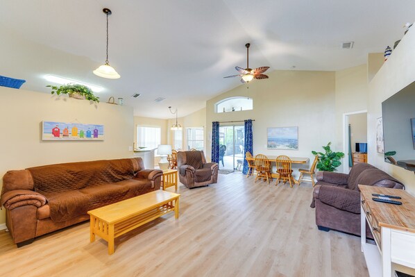 House (3 Bedrooms) | Living area