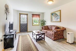House (1 Bedroom) | Interior - 9 Acres, Pick Your Own Apples: Cabin in Arlington! (Arlington)