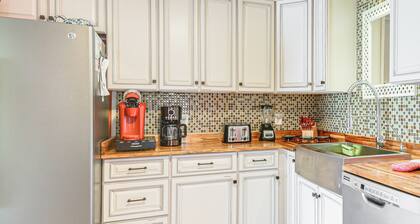 < 1/2 Mi to Beach Access + Pier: OBX Getaway
