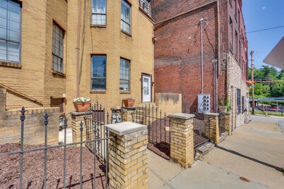 2 Mi to Dtwn Pittsburgh: Family-friendly Townhome!