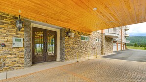 Un bâtiment en pierre avec un plafond en bois et une entrée pavée de briques.