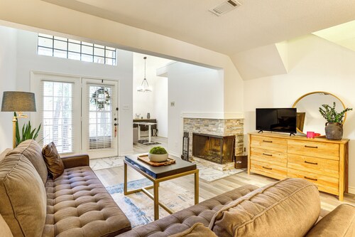 6 Mi to Mercer Botanic Gardens, Sleek Unit w/ Pool