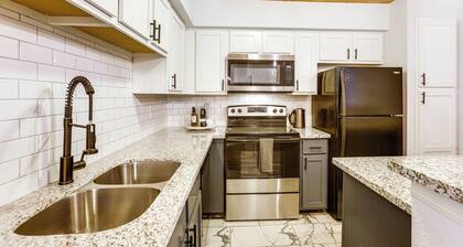 Pet-friendly Condo w/ Pool Access in Houston