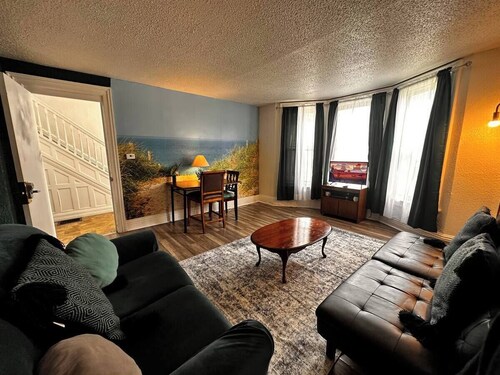 Cute, clean & Cozy! 2 bedroom lower apartment, 5 minutes away from the Falls ♥