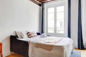 Escritorio, tabla de planchar con plancha, cuna de viaje y wifi gratis