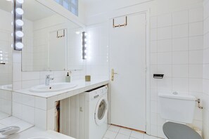 Shower, hair dryer, towels, soap - Spacious 1BR in Saint-Germain-des-Pres (Paris)