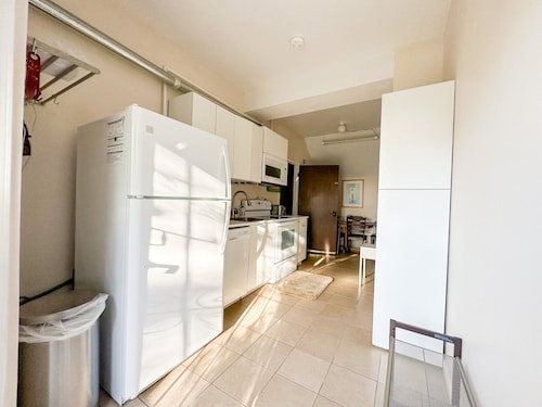 2BR, Canyon Views • WiFi • Parking • Near CSU & Hospitals, BART & Trails.