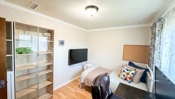 2 عدّة غرف نوم ومكواة/لوح كي وواي فاي وملاءات أسرّة