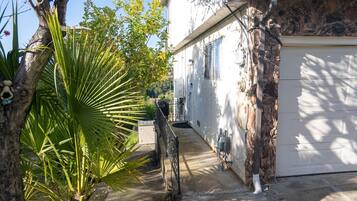 المنطقة المحيطة بالمنشأة