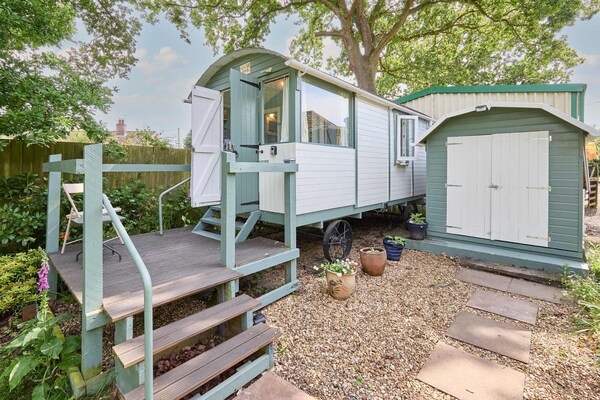 Host Stay Shepherd S Hut - Briston