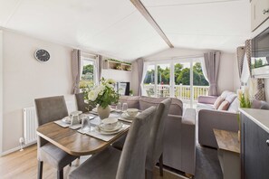 House | 2 bedrooms - Host Stay Woodpecker Lodge (Coalville)