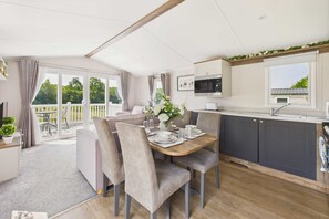 House | 2 bedrooms - Host Stay Woodpecker Lodge (Coalville)