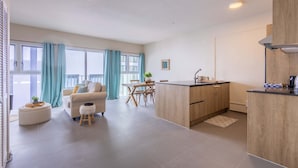 Un apartamento moderno con cocina, comedor y sala de estar.